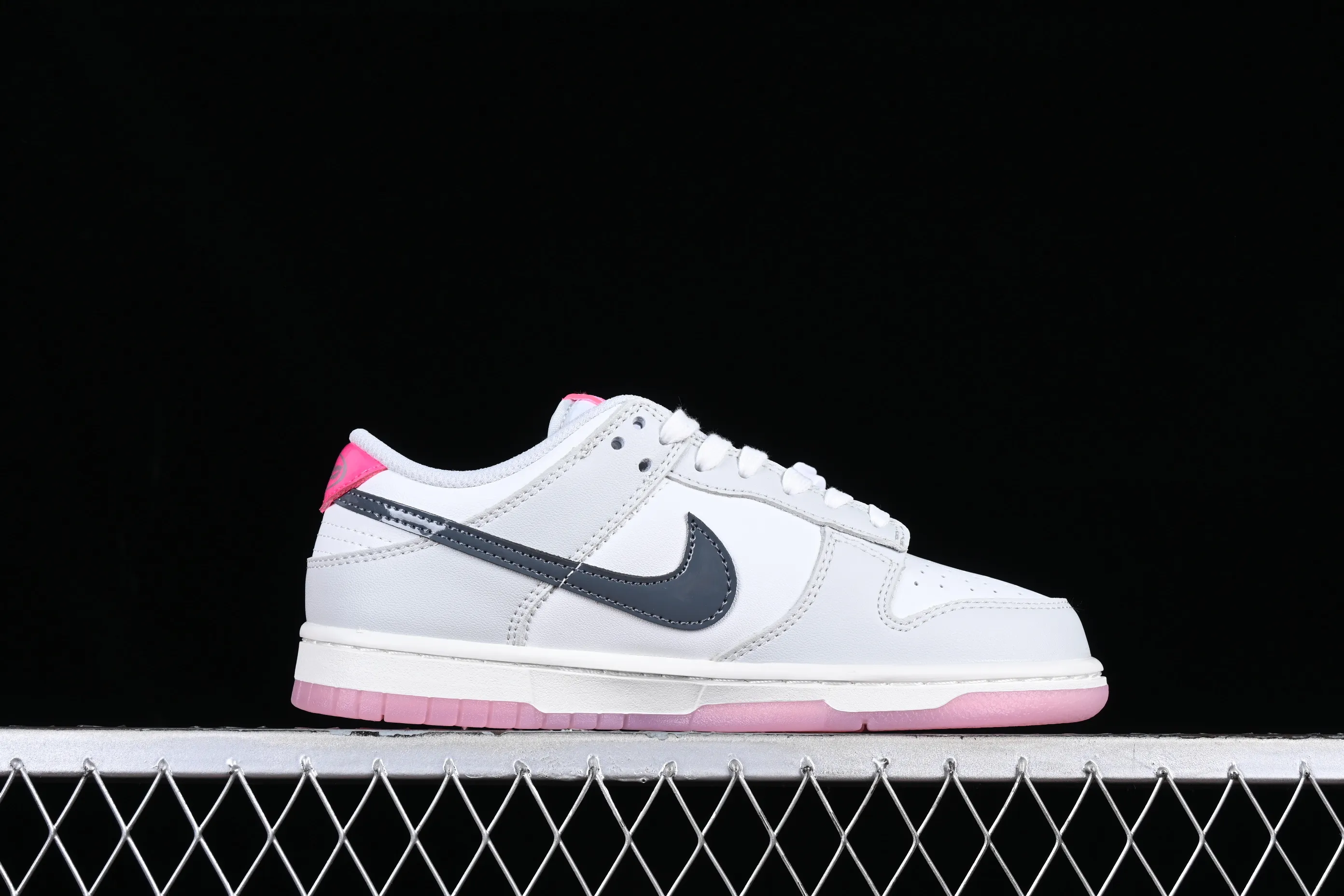 All Categories Nk SB Dunk Series Nk SB Dunk Low Low-top sneakers Cost-effective version Nk SB Dunk Low "520" Valentine's Day limited SB low-top sports and leisure sneakers FN3451-161